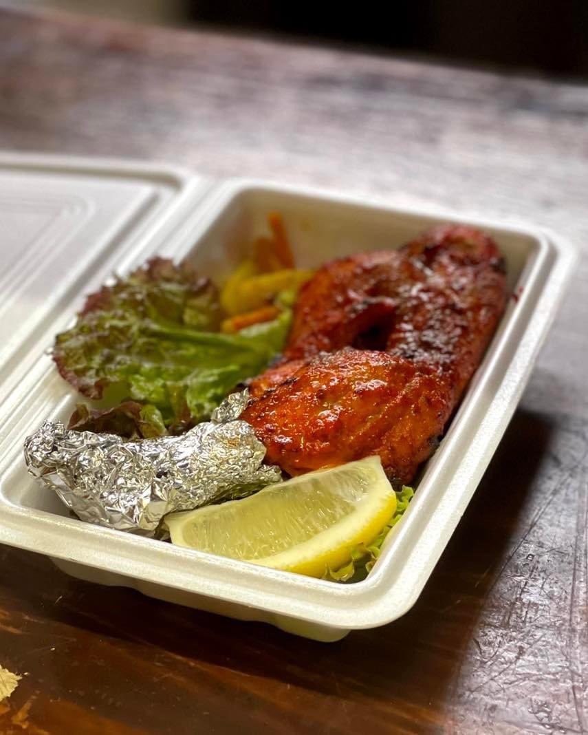 LamaDining's tweet photo. ラマからのご挨拶, 
タンドリーチキン🍗😋
タンドリーチキンは、ローストチキンをヨーグルトでマリネし、たっぷりとスパイスを効かせた料理で、肉にトレードマークの赤い色を与えています。 それはそれが調理される円筒形の粘土オーブン、タンドールにちなんで名付けられました。☘️🙂
##インド料理Lama https://t.co/X7LIvwNGlf