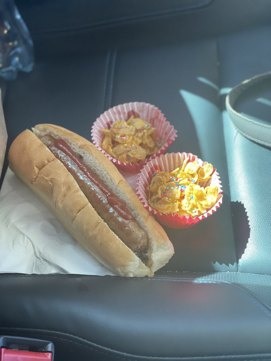 Roanna_Edwards's tweet photo. Democracy loot from Guildford Primary! 🤤 #democracysausage #hasluck
(I showed great restraint given what was on offer!) https://t.co/PptN392UxQ