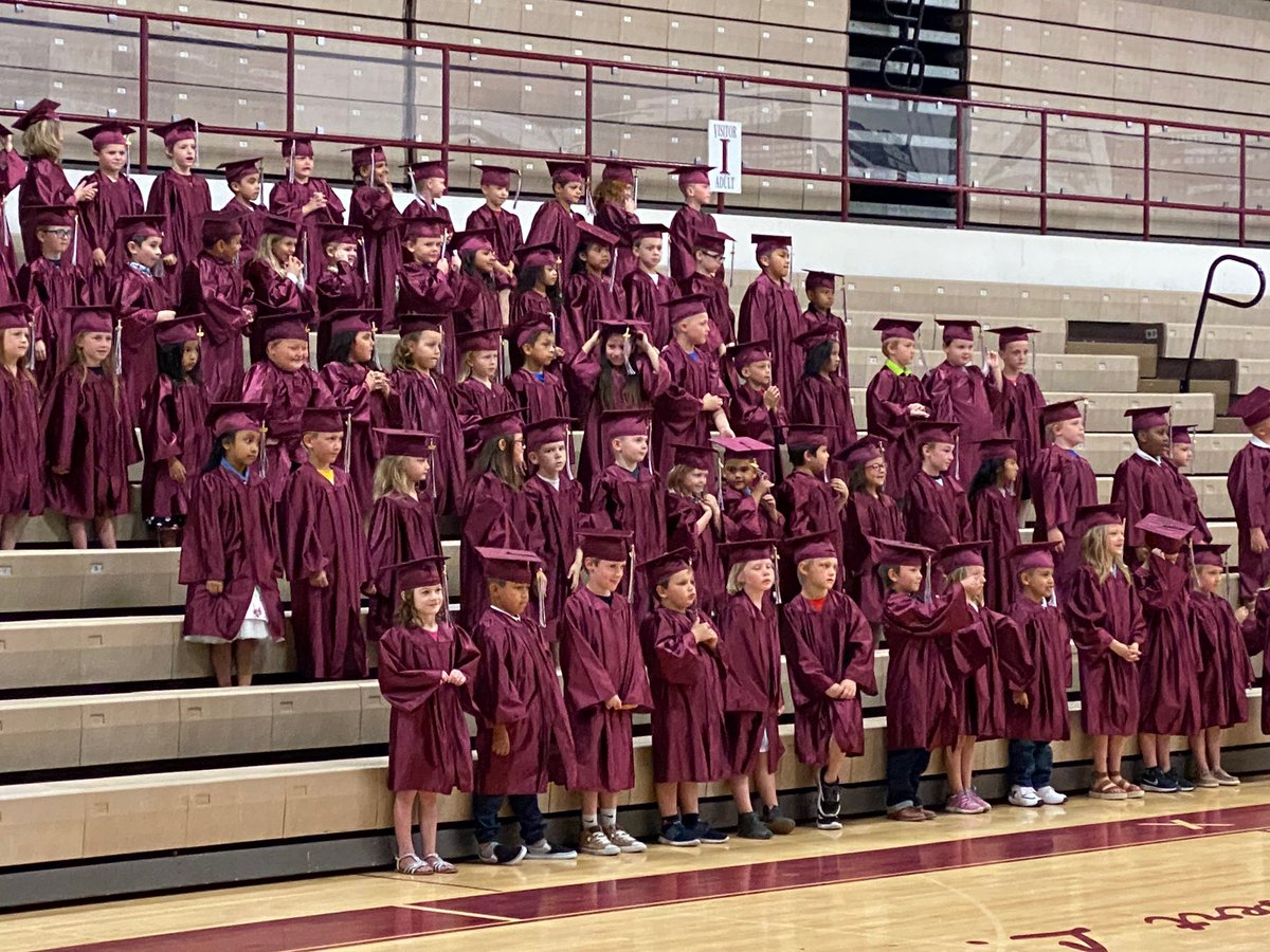 WillardFlashes's tweet photo. ⚡️♥️ Congratulations to the Class of 2034 on your Kindergarten Graduation ♥️⚡️ #foreveraflash https://t.co/OxW87I22In