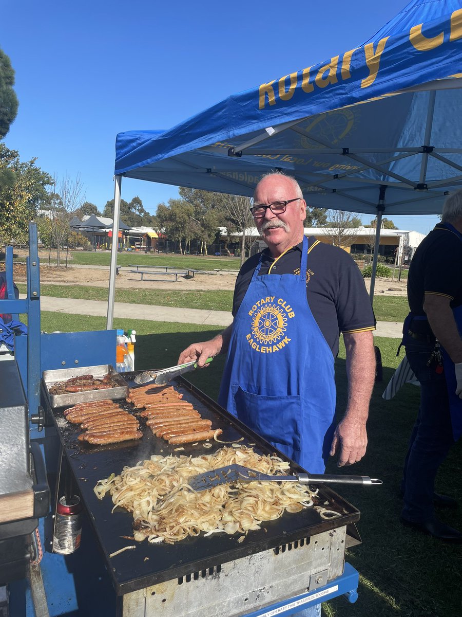 BrissendenNeve's tweet photo. Me: what’s the most popular order?
Mick the sausage man: sausage with onion. 
Me: yeah love an onion.
Mick: yeah you look like an onion girl. 
🥲 https://t.co/x8SwKsvle2