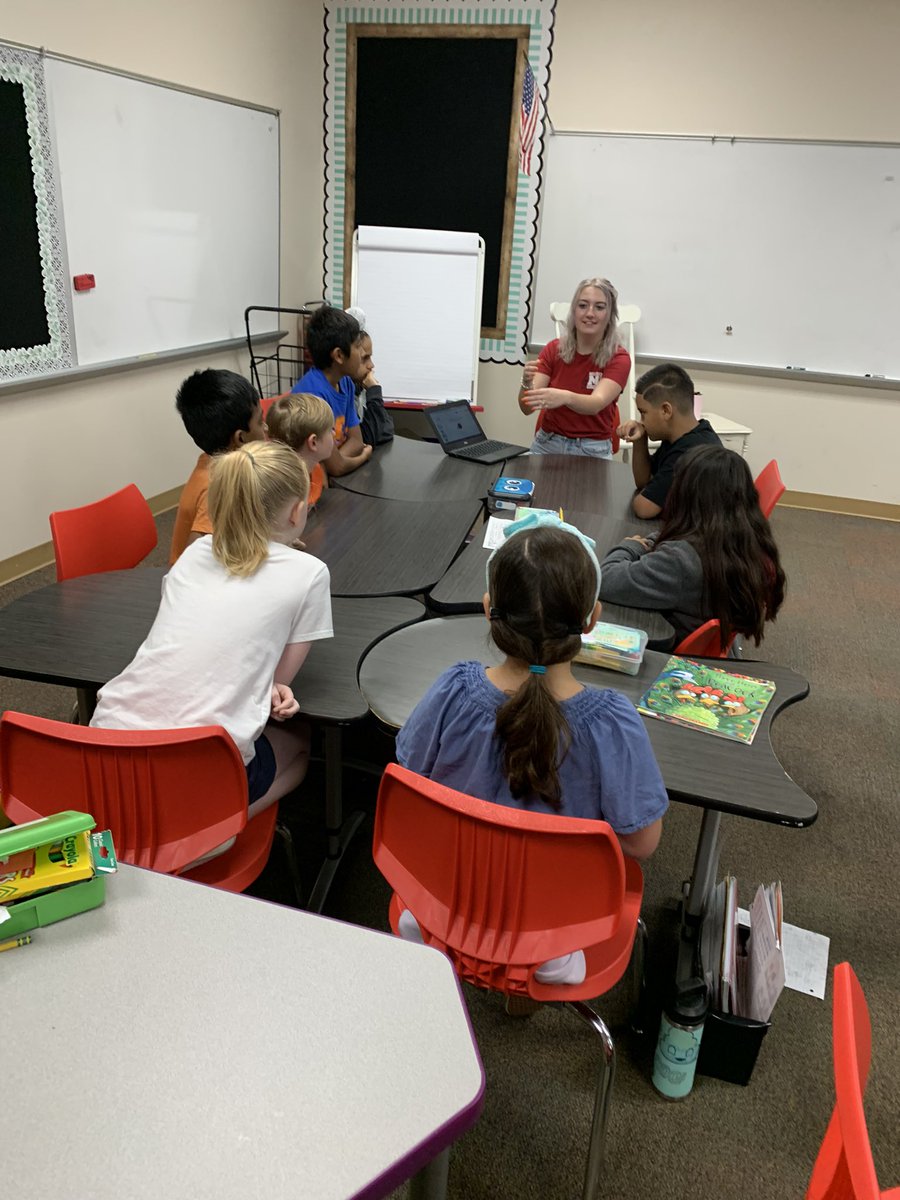 MsBrownTeach's tweet photo. Thank you, Melissa High school students, for coming to read to our kiddos today! They loved hearing books in Spanish and learning ASL! #hmeproud https://t.co/7lr3CkYPpV