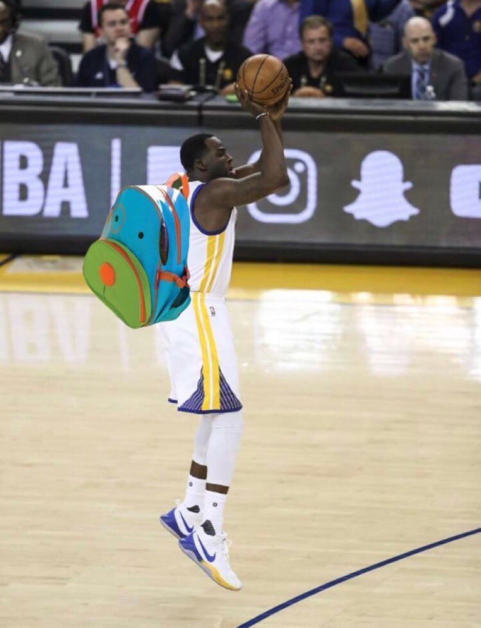 redactioneel Trouwens baden NBA Retweet on Twitter: "Draymond Green with the backpack three tonight. 😂  https://t.co/qREfdk0F9b" / Twitter