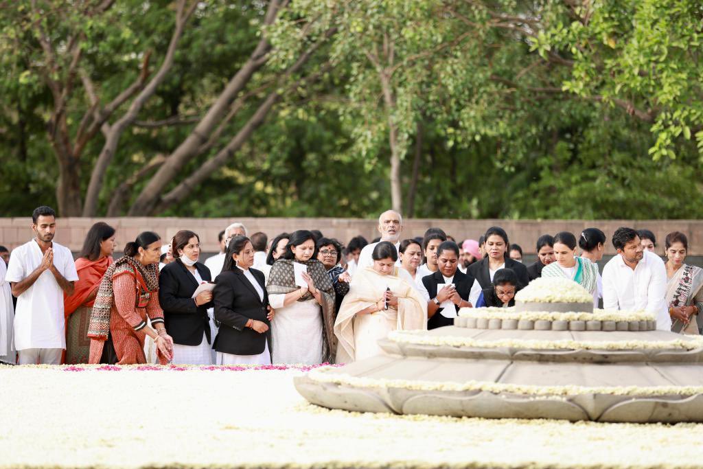 dnetta's tweet photo. Mahila Congress is embarking on the path of 'Bharat Jodo' by starting #NyayVahini -1st National Conclave of Legal Aid Coordinators, through which female lawyers will provide legal aid to needy women

Paid my homage to Bharat Ratna,Rajiv Gandhi ji before launching the initiative🙏 https://t.co/ke78jylWka