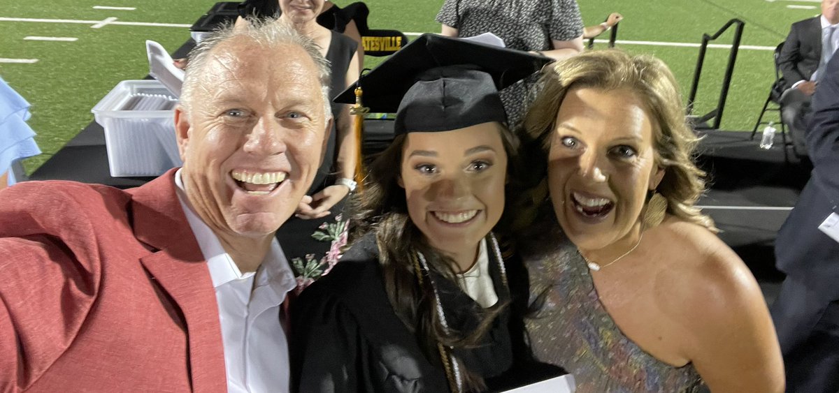 mullins_coach's tweet photo. Victory Selfie of the Year!!!  Love you Sweetheart. Very proud of you and love you very much. ❤️❤️ @averyymullinss #Classof2022 #GirlDad https://t.co/AAr2IeQMDj