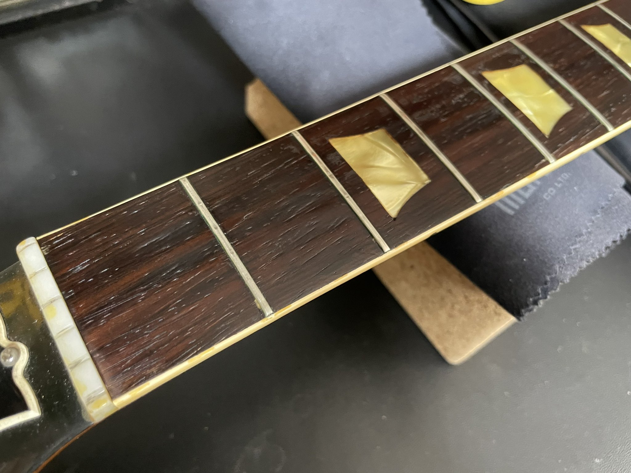 Mt Guitarworks リフィニッシュものでpu以外はオリジナルパーツも少ない個体ですが なんと 52のレスポールです ブリッジミュートができず オクターブピッチも取れないトラピーズブリッジからお客様お持ち込みのブリッジへ交換し 普通に 使えるギターに