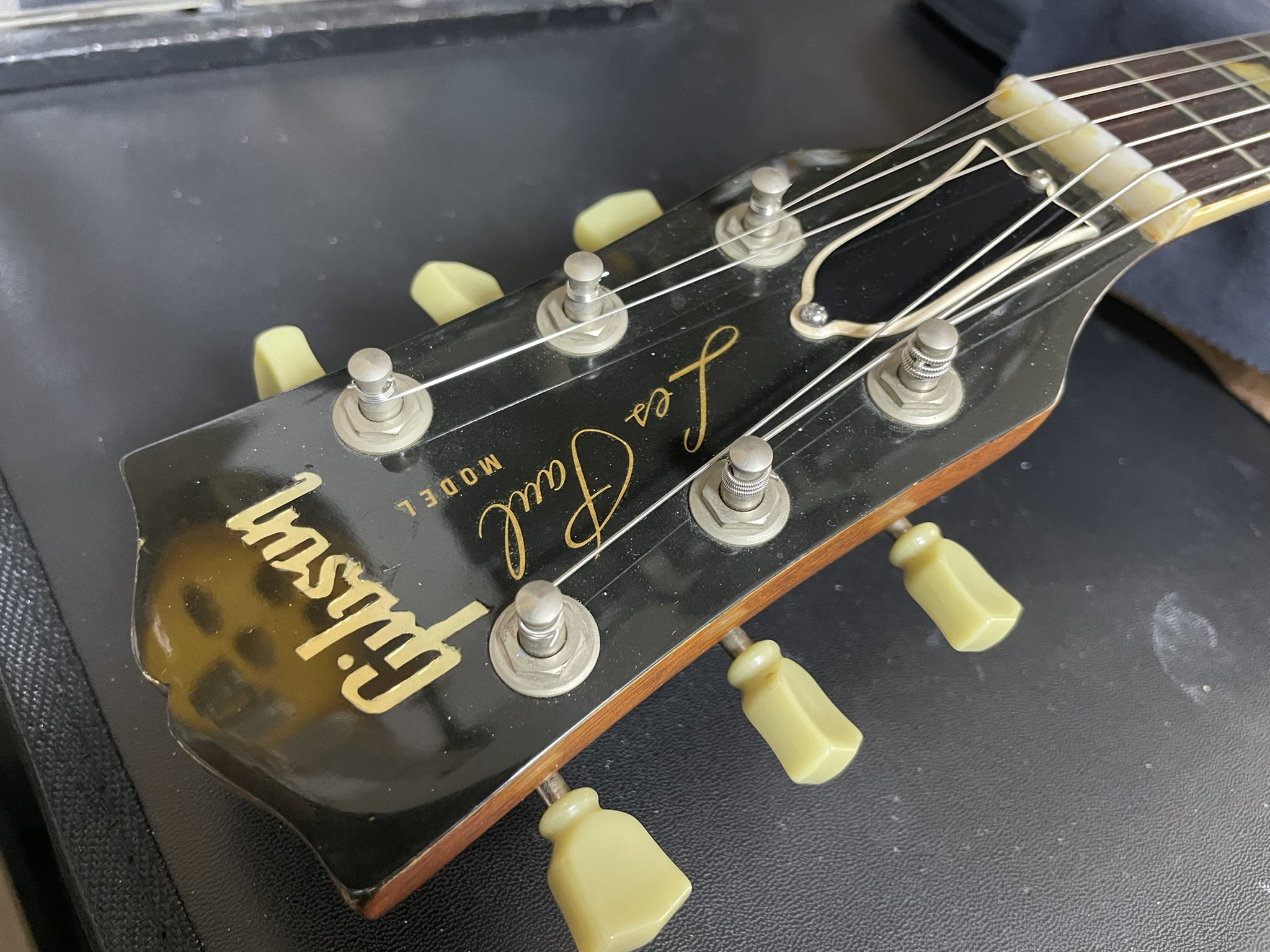 Mt Guitarworks リフィニッシュものでpu以外はオリジナルパーツも少ない個体ですが なんと 52のレスポールです ブリッジミュートができず オクターブピッチも取れないトラピーズブリッジからお客様お持ち込みのブリッジへ交換し 普通に 使えるギターに