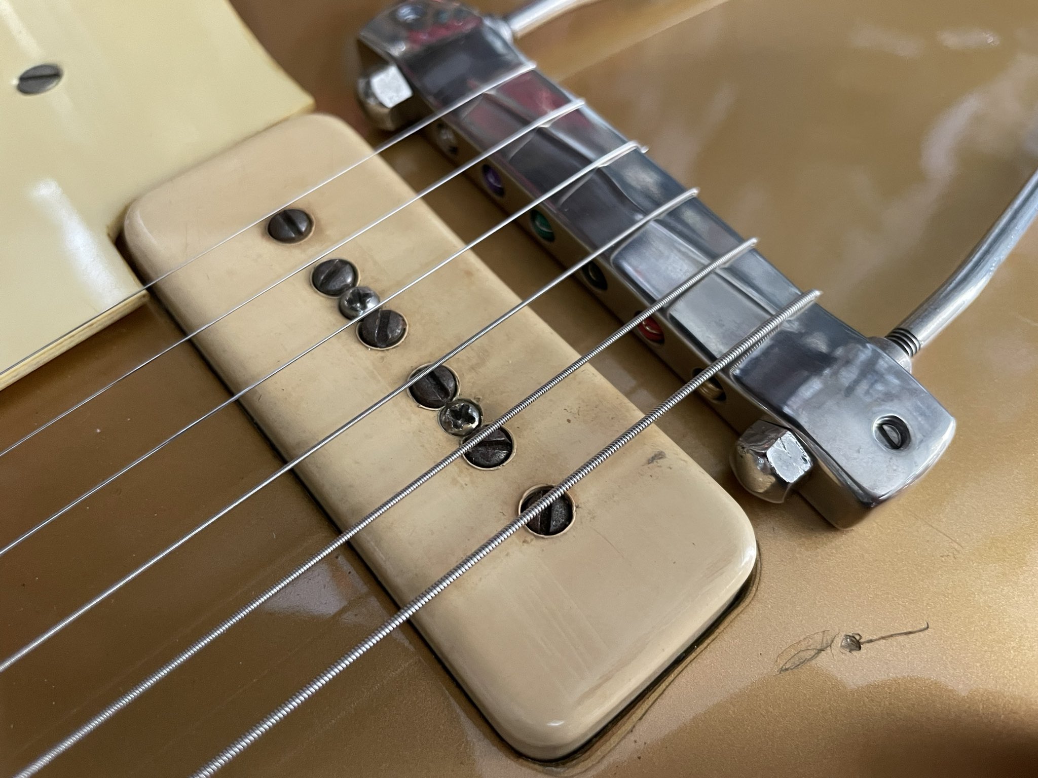 Mt Guitarworks リフィニッシュものでpu以外はオリジナルパーツも少ない個体ですが なんと 52のレスポールです ブリッジミュートができず オクターブピッチも取れないトラピーズブリッジからお客様お持ち込みのブリッジへ交換し 普通に 使えるギターに