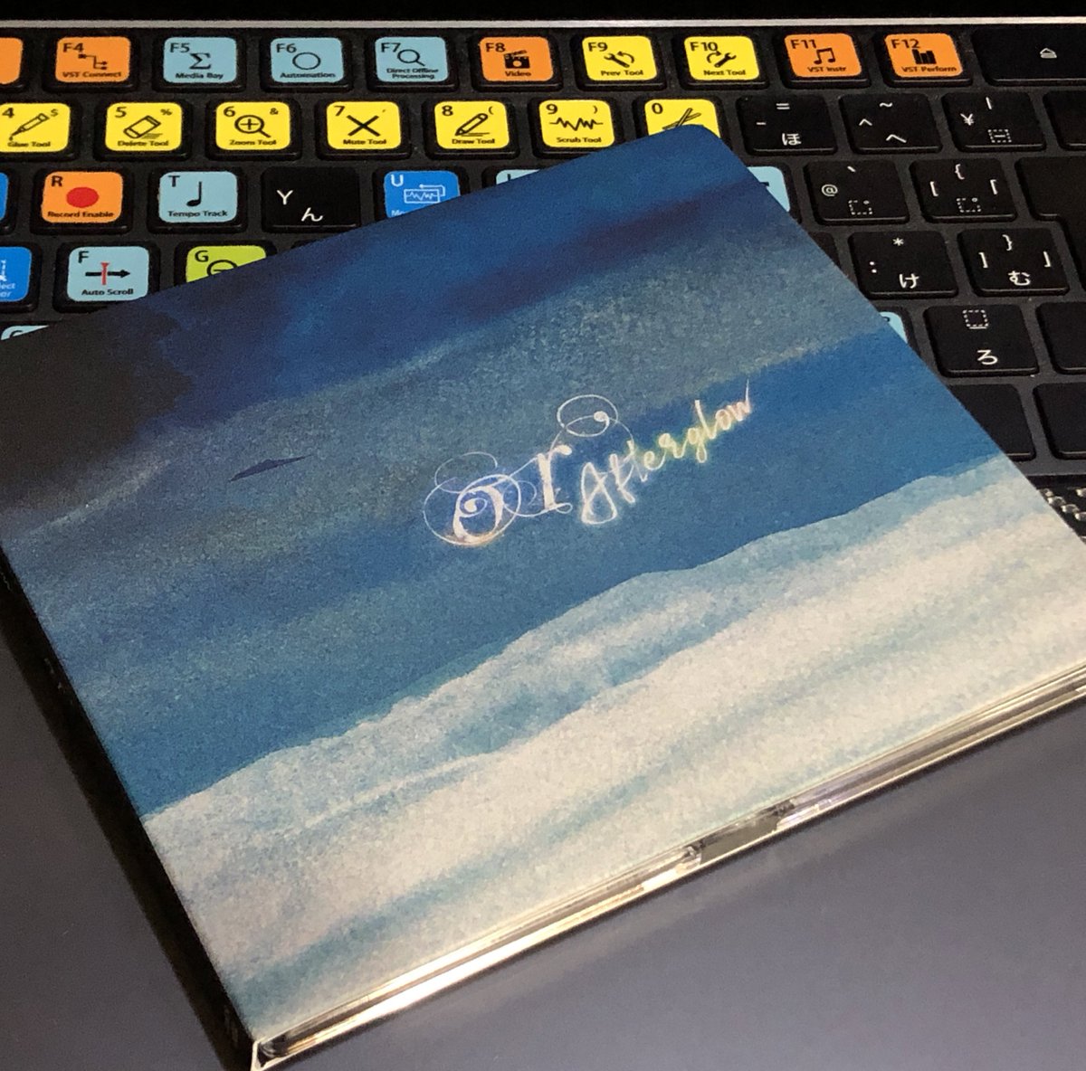 holyworks's tweet photo. 去年から何故かDDP作成マスタリング仕事増えてて熱い気持ちになるのですが、原盤届いて紙ジャケットってのが5組も！（笑）作り手の美意識の昇華物としては最高の手触りです。リリースおめでとうございます㊗️ https://t.co/SB6nnrqubg
