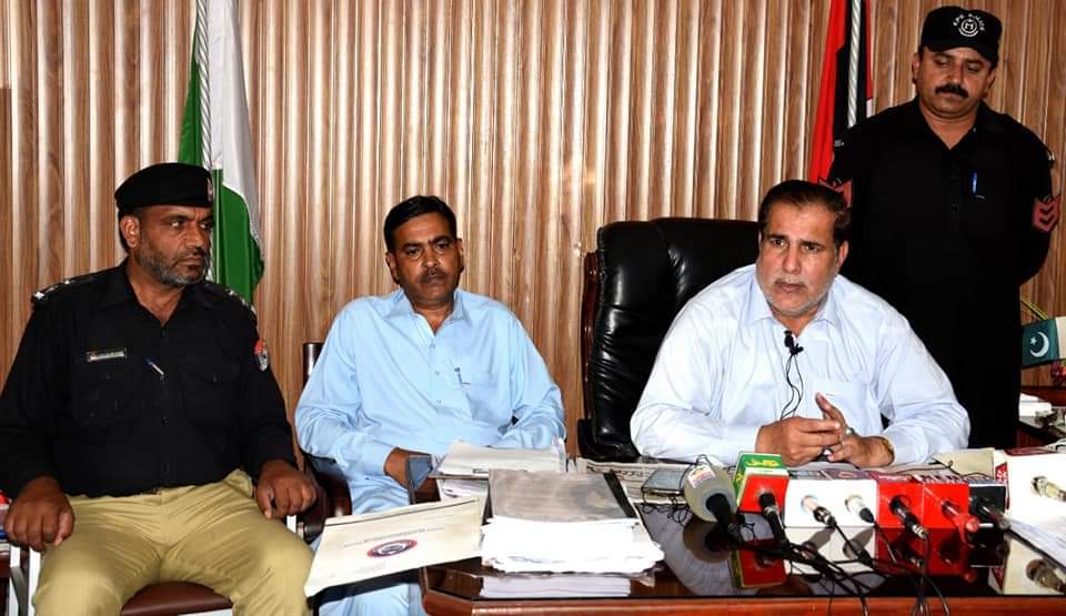HaripurPolice's tweet photo. ایس پی انوسٹی گیشن ہری پور کی خانپور دوہرے قتل سے متعلق پریس بریفنگ
24 گھنٹوں کے اندر تھانہ خانپور کی حدود جنڈیال ماں اور بیٹے کے قتل میں ملوث 3 ملزمان عبدالوحید، ظہیر اور عبدالقیوم گرفتار، آلہ قتل پستول برآمد https://t.co/y7K2tKWrOm