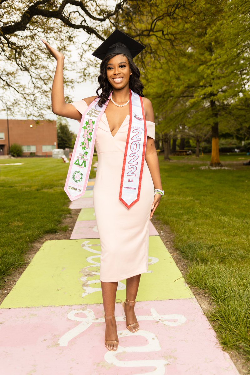 Nae_1009's tweet photo. Don’t convince, act with conviction #HBCUGrad ❤️💙 👩🏾‍🎓✨ https://t.co/2hcxGn1aHi