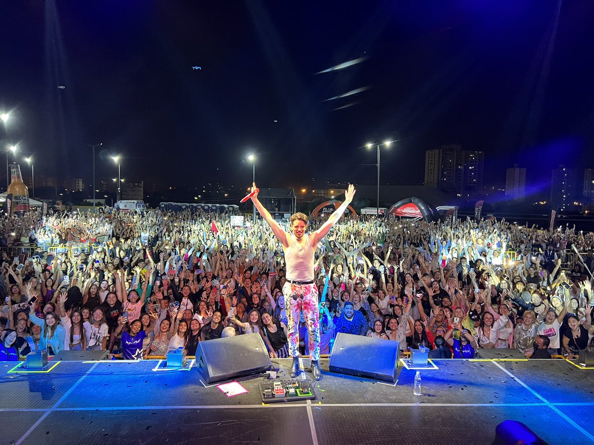 LassoMusica's tweet photo. Barquisimetooooooo que locuraaaaa tan grande el concierto😍😍😍😍 https://t.co/IKEGJ9zacZ