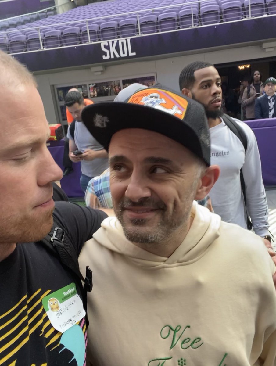 BrighamNielsen's tweet photo. Got to say thank you face to face for ALL THE FREE value @garyvee has given to me! Thank you! 💚🤙 #kindness #chiefheartofficer #macropatience #microspeed
@veefriends @veecon @garyvee https://t.co/SyzU2ov0iJ