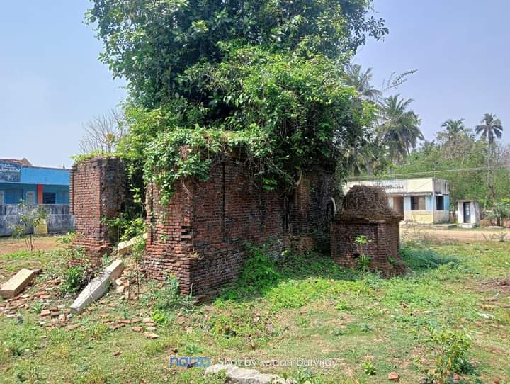 Saigeet36566874's tweet photo. See the condition of 300 year old Mathur Shiva temple near Valangaiman in TN. Our glorious temples are erased in front of our own eyes.
Credits to Kadambur Vijay.
#SaveTemples #PromoteRuralTemples https://t.co/QIKa0pFnQH