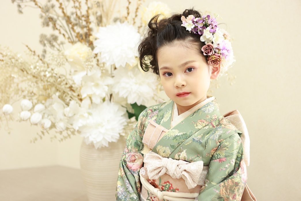 MutsuWedding's tweet photo. GW後に撮影やお問い合わせで多いのがなんと七五三😂
特に、入学記念と七五三を一緒に撮影しちゃいたい🥺というお客様が多く、
入学記念&amp;七五三で1日に3件もあった日も😆
あとは、運動会や夏休みで焼けちゃうのでその前に撮りたい✨
というお客様も多く見られます🪸
詳しくはお問い合わせ下さいませ😊 https://t.co/dDFI8sKvaP