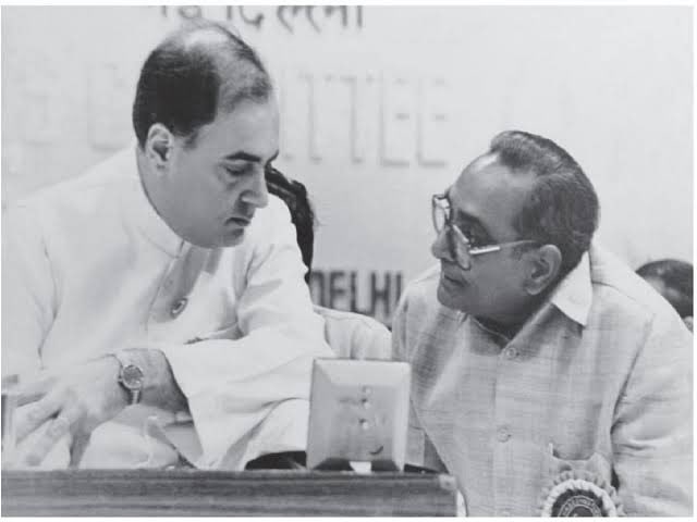 भारत में कंप्यूटर और दूरसंचार क्रांति की नींव रखने वाले, 21वीं सदी के आधुनिक भारत के शिल्पी पूर्व प्रधानमंत्री स्व.श्री राजीव गांधी जी की पुण्यतिथि पर उन्हें विनम्र श्रद्धांजलि।

#RajeevGandhi #Motilalvora