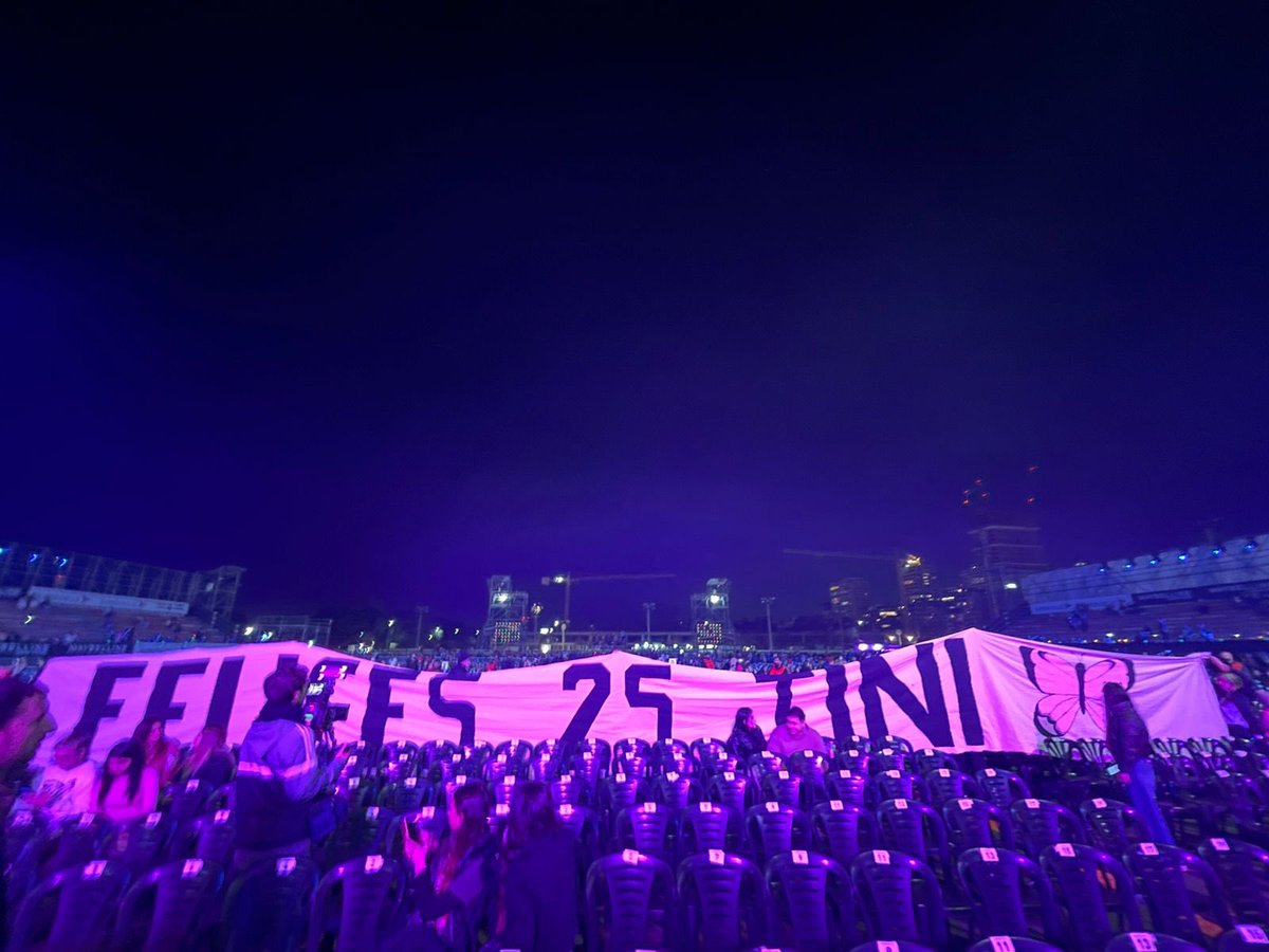 unbesoenmadrid's tweet photo. *hay una bandera gigante de 15 metros que dice felices 25 tini extendida a lo largo en campo vip*

tini cuando el público le empieza a cantar el feliz cumpleaños: ayyyynñ de quién es el cumple?!?? cantemos todos!!!1! 🤩🤩 https://t.co/pPAov3XmuS