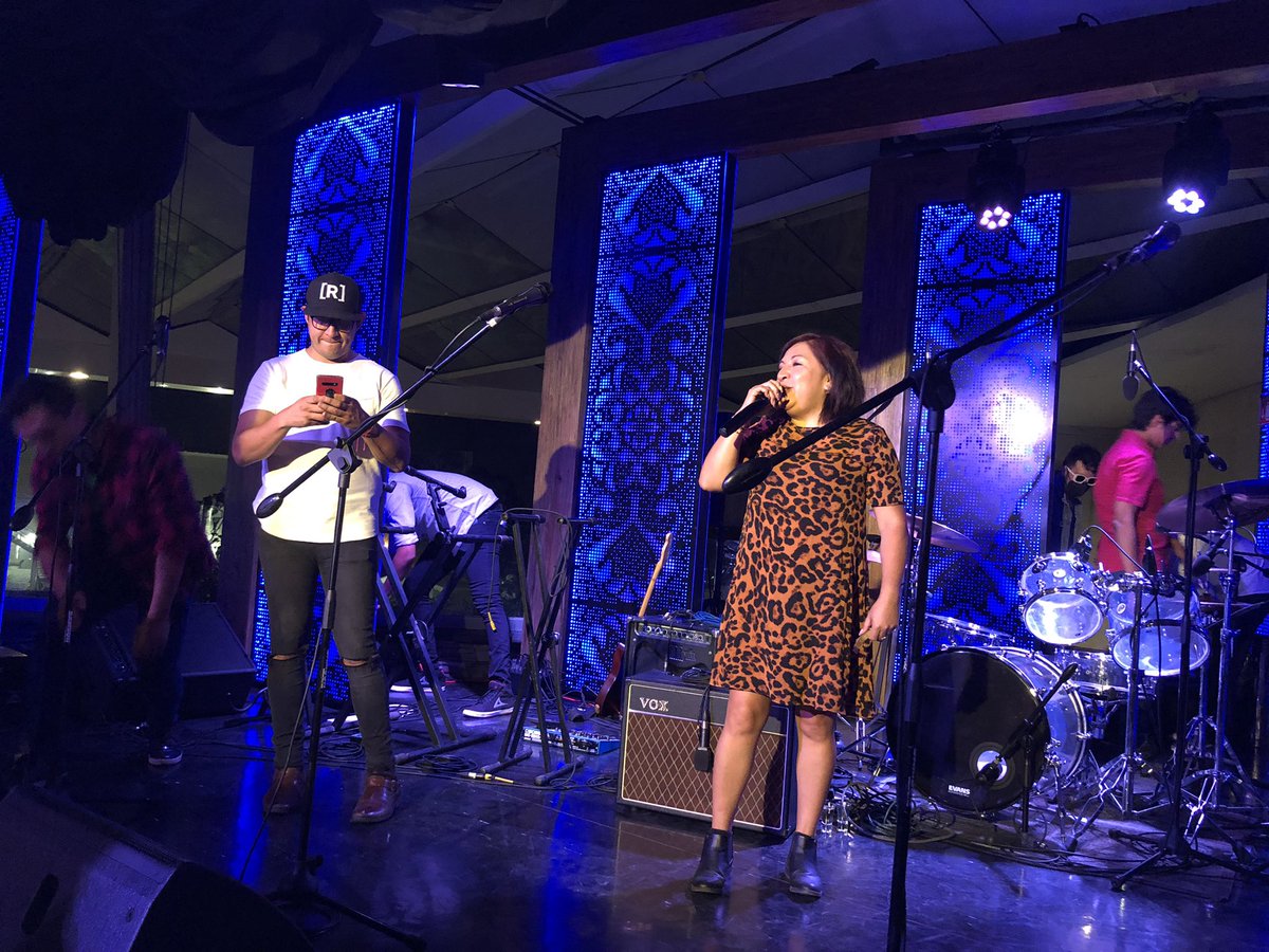 La99fm's tweet photo. Comenzamos con el #Karaoke en nuestra #FiestaLiveRock99 ¿ya tienes tu disco autografiado de nuestros amigos de #LosLager? 🔥🔥🔥 @YODEBUENAS https://t.co/WyTyAP0dGY