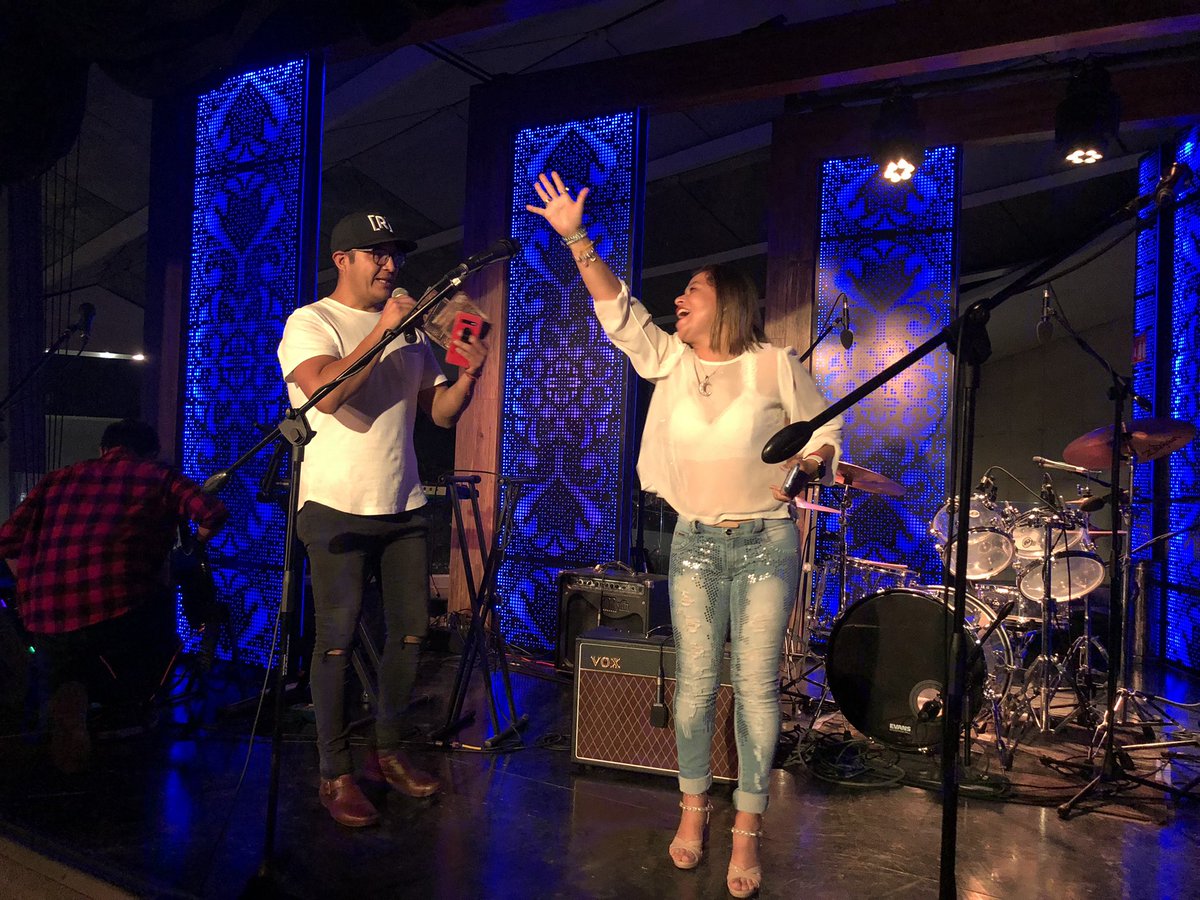 La99fm's tweet photo. Comenzamos con el #Karaoke en nuestra #FiestaLiveRock99 ¿ya tienes tu disco autografiado de nuestros amigos de #LosLager? 🔥🔥🔥 @YODEBUENAS https://t.co/WyTyAP0dGY