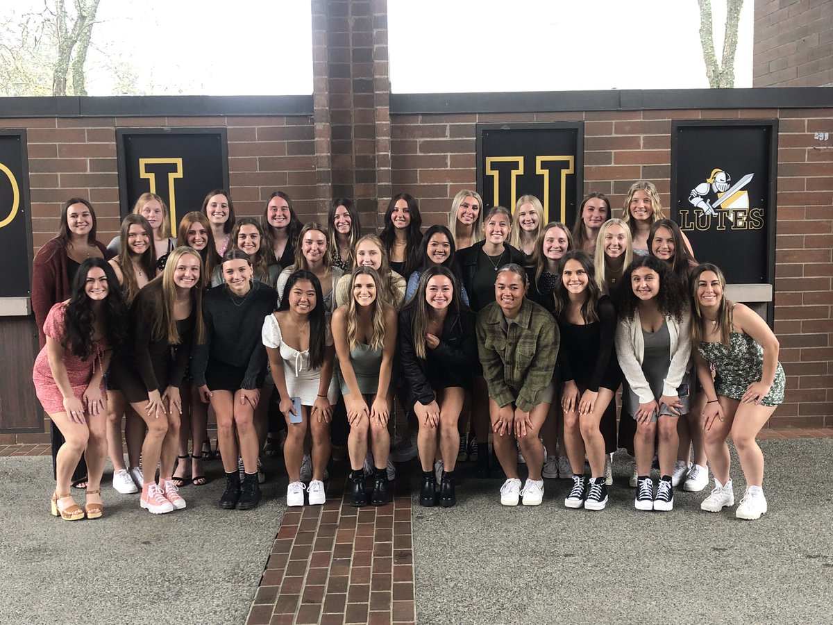 PLU_WSoc's tweet photo. ☝️ final go around at the Lutey’s this past Sunday! Great to have almost everyone back together!

Next stop 🛑! 2022 Summer Training! 

Go Lutes!
#getonthebus🚌🚍 
#tunnelvision
#thinklikearookie
#significant https://t.co/7iHdmkIb0Q