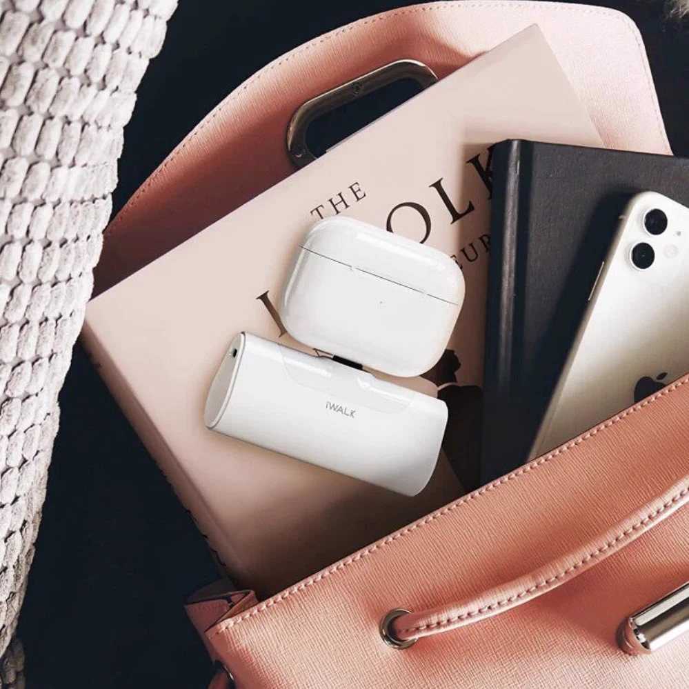 ミニバッグにもすっぽりおさまる♡持ち歩きに便利な携帯用充電器。