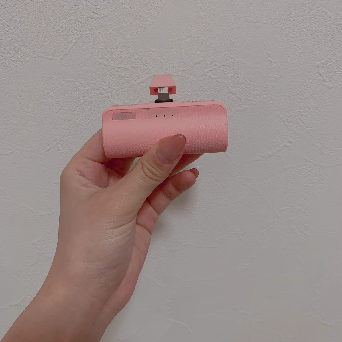ミニバッグにもすっぽりおさまる♡持ち歩きに便利な携帯用充電器。