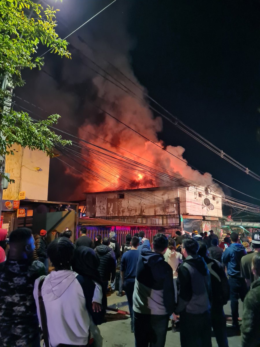 coyotin2013's tweet photo. incendio en un cite en la comuna de la granja en calle punta arenas con valdivia deja a más de 20 familias sin hogar https://t.co/AXxdxaGiU0