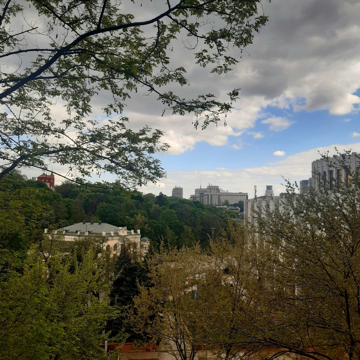 AxelPhuket's tweet photo. Good morning Kyiv 🇺🇦!
Some days are better than the others. But where is a great hope there is a great future. 
Have a nice weekend! ✌💙💛 https://t.co/u54uqrXtqZ