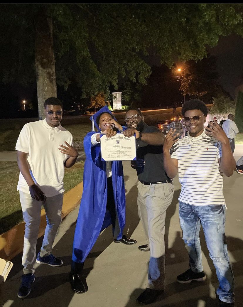_____quad_____'s tweet photo. The last Lucas brother graduated high school yesterday. Proud to say we all three are White House high graduates #BDP4L https://t.co/7p4ykkpMMA