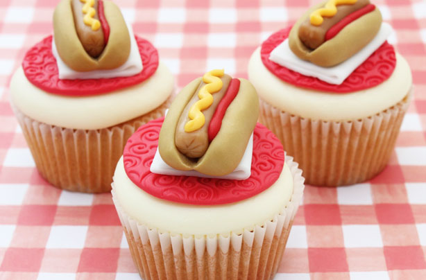 WECANbuzz's tweet photo. Is anyone doing these? #DemocracySausage #DemocracyCake #SausageCake #WhyNotBoth #AusVotes2022 https://t.co/CbZBHfnS8G
