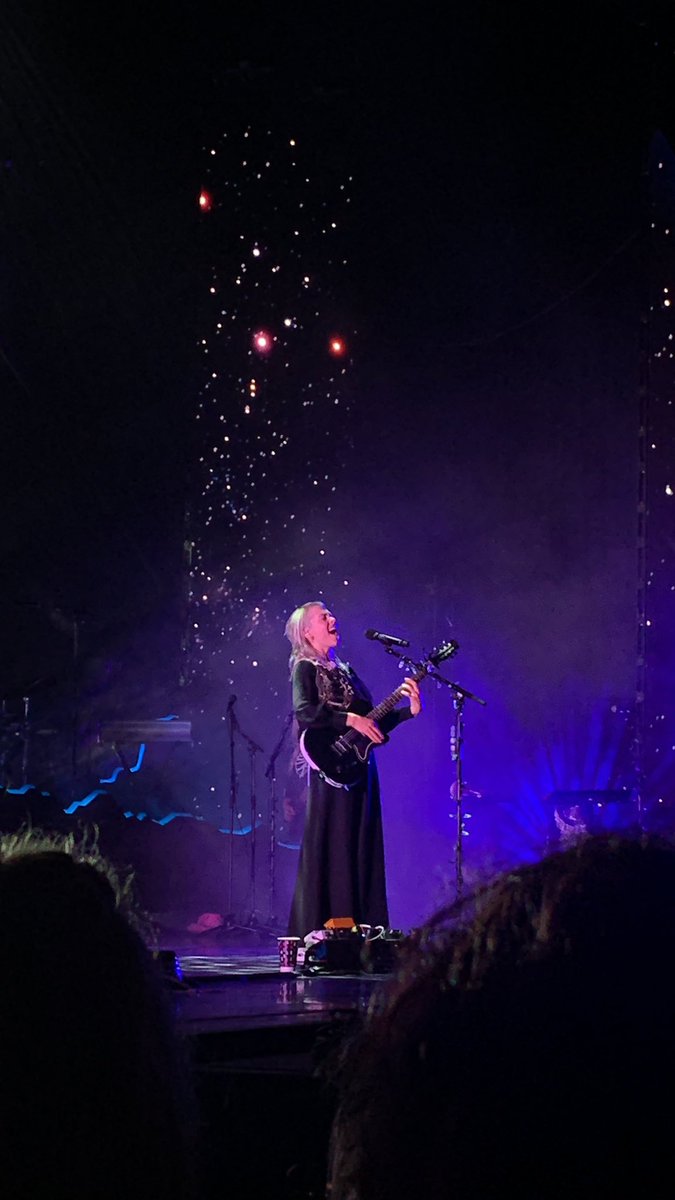 giImorcs's tweet photo. dump of @phoebe_bridgers in irving, tx yesterday! https://t.co/deWAJ0xbxh