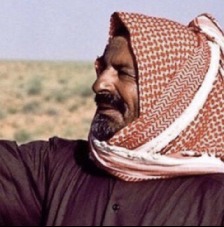 اثر الزمان دوار  وأيامنا طيش
ومصادم الأيام يحتاج صمله 

الطير ياكل نملة الارض ويعيش
وإن مات ترجع تاكل الطير نمله 

#بن_جدلان