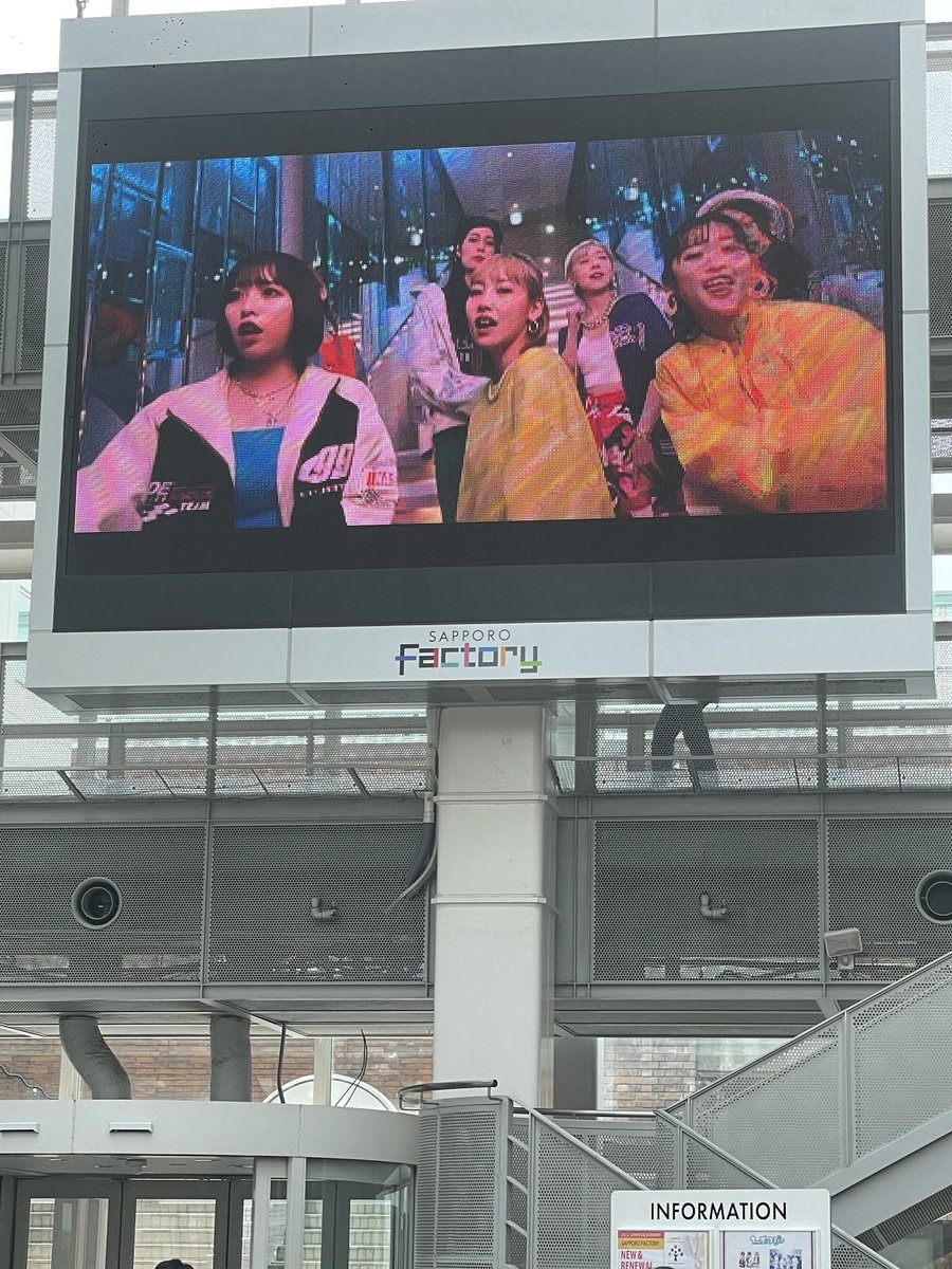 ambitious_twt's tweet photo. サッポロファクトリーのビジョンで
ambitiousのMVを放映してくださってます!感激!
#SAPPOROGIRLSFLIGHT
#SGF
#アンビシャス北海道 https://t.co/Um2dG9coen