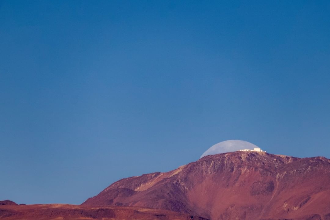 hacerfotos's tweet photo. Instalaciones del proyecto TAO (Tokyo Atacama Observatory), el observatorio óptico-infrarrojo más alto del mundo ubicado a una altitud de 5.640 m.s.n.m. en la cima del cerro Chajnantor,

adornadas por la salida de la luna

#fotografia de @alexistrigot

https://t.co/GlCERkTtn4 https://t.co/eE20n7aBji