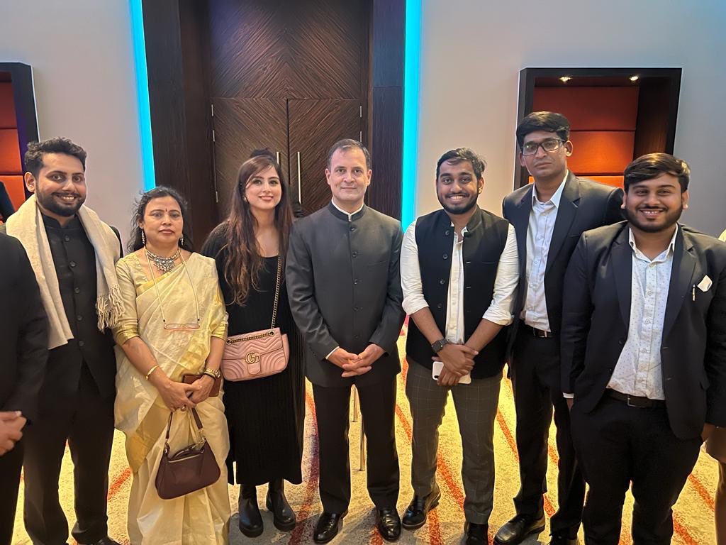 parsamufti's tweet image. The @SBFIndia team with @RahulGandhi at the #IdeasForIndia conference. 

@PushparajVD @n_zapate @atif_raza069