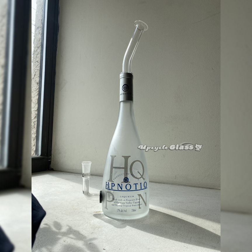 Upcycle_Glass's tweet photo. Breathe in, hold it, puff out, and grin. 😁💨💨

📍 Get this upcycled water pipe at https://t.co/IclT42bhZg 🔗🌿🌿

#saveabottle #upcycle #UpcycleGlass #locallymade https://t.co/RqSf63RKrn