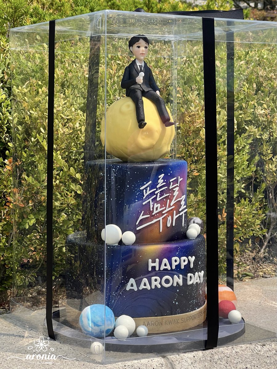 aaronaronia's tweet photo. ARONIA 
AARON'S 30TH BIRTHDAY
PROJECT

#2
SUGAR CAKE 
&amp; FLOWER BOUQUET
슈가 케이크 &amp; 꽃다발

#아론이의_30번째_푸른달_스무하루 https://t.co/tC4ZtbJKsC