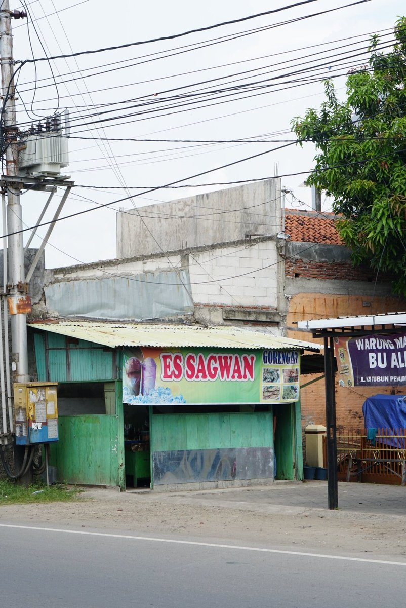 infotegal's tweet photo. Biar tambah segar, yuk "nyagwan" dulu. Es ini legend banget, mulai ada sekitar tahun 1960-an. Tampilannya terlihat sederhana, tapi saat masuk ke mulut. Nyes.... 

Suka beli Es Sagwan yang di mana nih sobat? 

#Tegal #Slawi #infotegal #kulinertegal #tegalculinary https://t.co/Xh2xZU4HsL