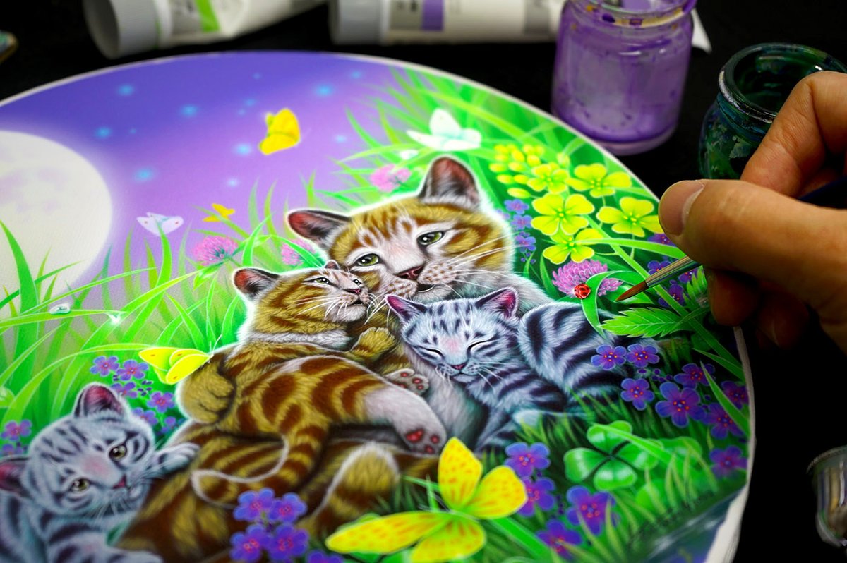 kentaro_art's tweet photo. “Family Time” Cats, Acrylic on canvas

「親子のひととき」（ネコ）、アクリル、キャンバス

制作中のもう一つの猫の新作です。
月夜の草むらの中で戯れるネコ親子を描いています。

#kentaronishino #savepet #cat #catart #family #猫アート #画家 #西野健太郎 https://t.co/54XzFuwyuk