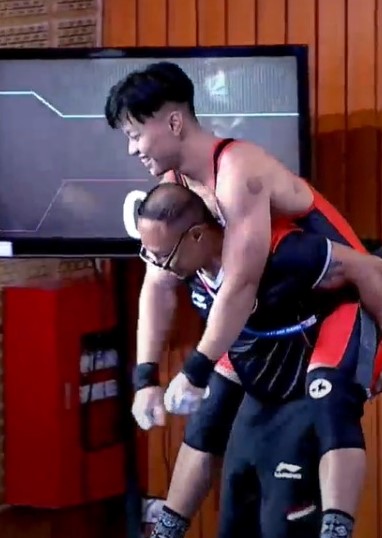 BREAKING! 

Peraih perunggu Tokyo 2020 dan Juara dunia 2021 Rahmat Erwin Abdullah raih emas back-to-back SEA Games.

✔️ pecahkan rekor snatch SEAG
✔️ pecahkan rekor C&amp;J
✔️ pecahkan rekor total 

Angkatan Erwin (345 kg) sudah melebihi catatannya di Tokyo.

Dan dia masih 21 tahun!