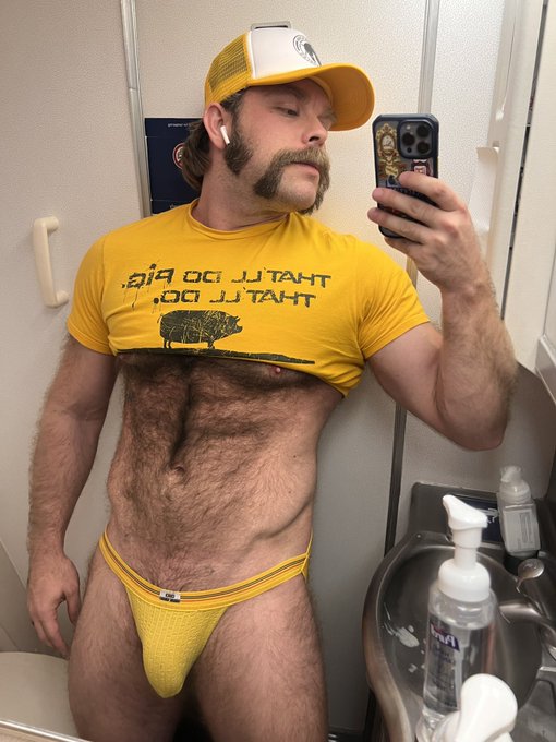 Traveling to New York…
•
#hunterharden #bulgeinbriefs #meninjocks #yellow #pig #bathroomselfie https://t