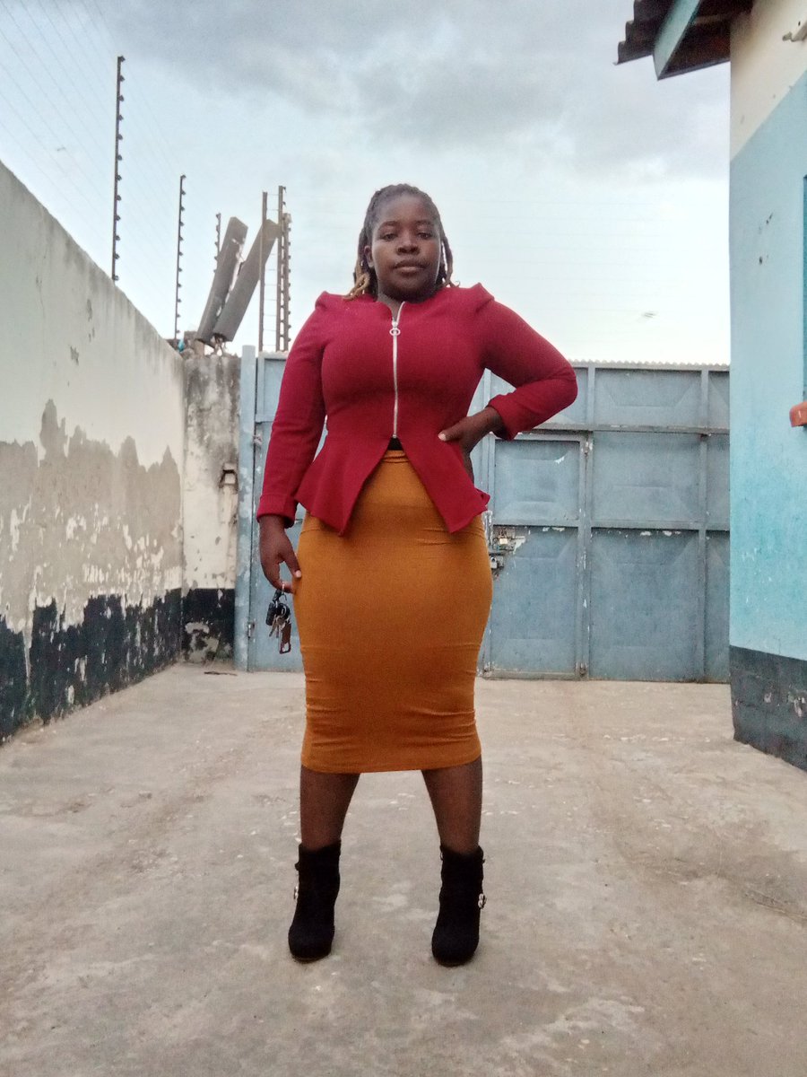 MunekuEmma's tweet photo. Me posing in heels 👠 that i can't even walk in 😂😂😅😅🤣🤣 perfect example of how fake what some things portrayed on social media are. #Henyway_Have_a_Nice_Day_Friends 🤪
#real #fun #goodmorning https://t.co/gMT7aqlkPn