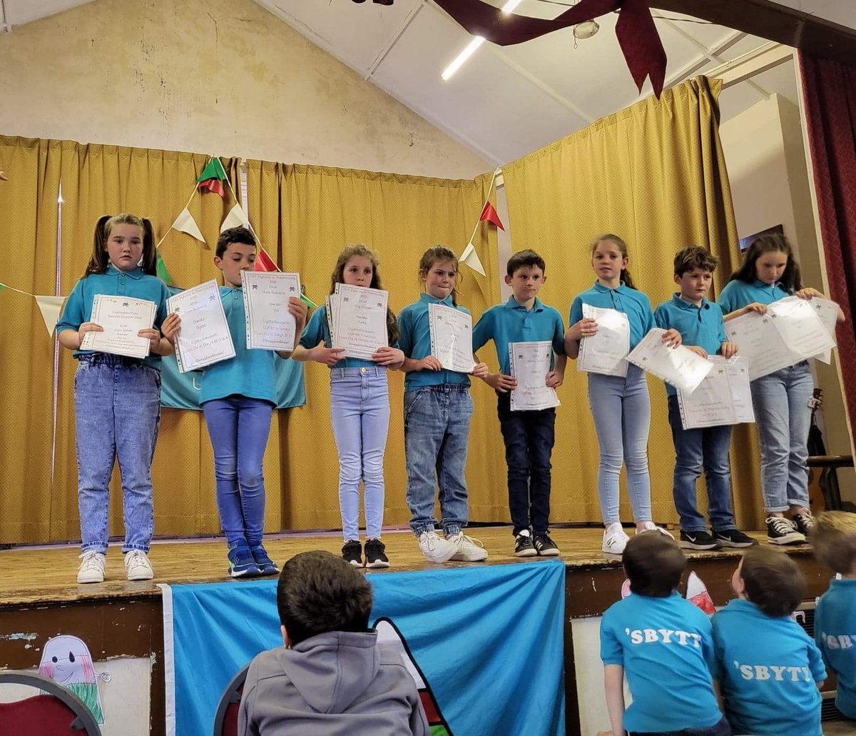 IfanYsgol's tweet photo. 🏴󠁧󠁢󠁷󠁬󠁳󠁿🌟Cyngerdd Ser Yr @UrddConwy Dyma uchafbwyntiau y cyngerdd neithiwr.....lluniau llwyfan Mrs Evans!😁👍🏻 Diolch i chi gyd am gefnogi a gwneud y noson yn un cofiadwy a llwyddiannus dros ben! 🤗 #ysgolwledig #ysgolfachcalonfawr 😍 @DioStAsaphEdu @aweleiry @ffermifan @gutoeidda https://t.co/6eFitLH0AN