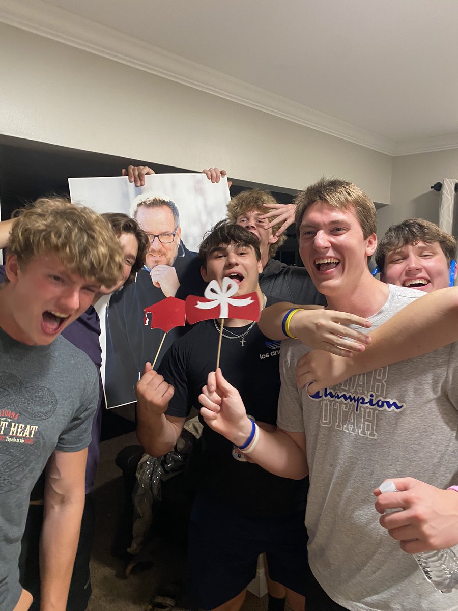bradtheposter's tweet photo. classof2022!!! https://t.co/w7imnX1dn4