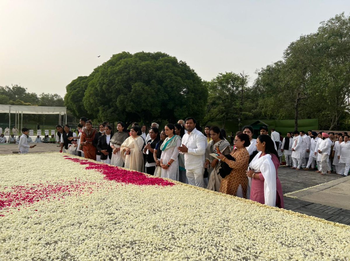 MahilaCongress's tweet photo. Office-bearers and workers of Mahila Congress, joined by our National President Ms @Dnetta pay their floral tributes to Former PM, Bharat Ratna Rajiv Gandhi ji at Veer Bhumi, today morning.

#RememberingRajiv 
#NyayVahini https://t.co/TmYWMbV7kT