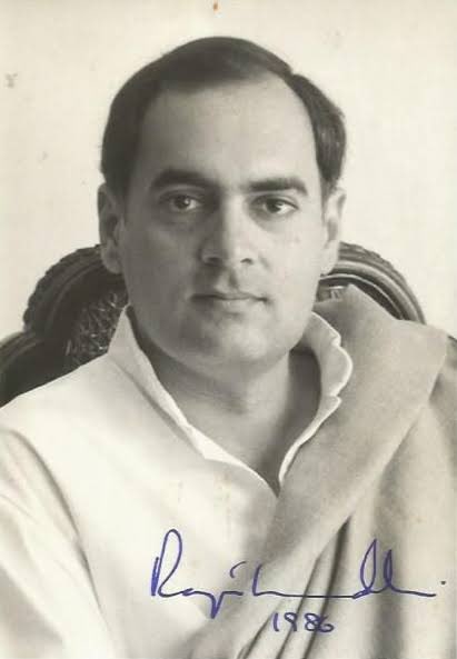 AbhayIndia's tweet photo. संचार एवं कम्प्यूटर क्रांति के जनक, पूर्व प्रधानमंत्री, भारत रत्न राजीव गांधी जी की पुण्यतिथि पर उन्हें शत-शत नमन। https://t.co/sSgc9OvfU3