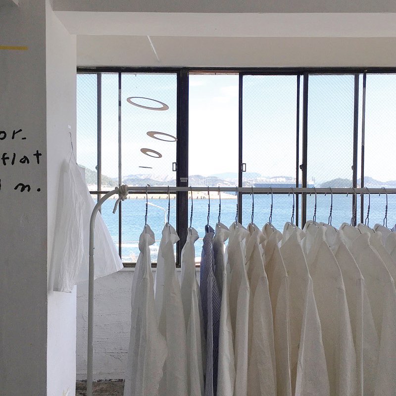 commune_000's tweet photo. 5月27日(金)、28日(土) 11時から17時
素材にこだわった心地よい衣服や小物など、暮らしに寄り添う作り手が集まるCOMMUNE MARKET Vol.1 開催です。
#communemarket #ao @92camo @salvia_official @muuc_ https://t.co/KBsrI7cGaS