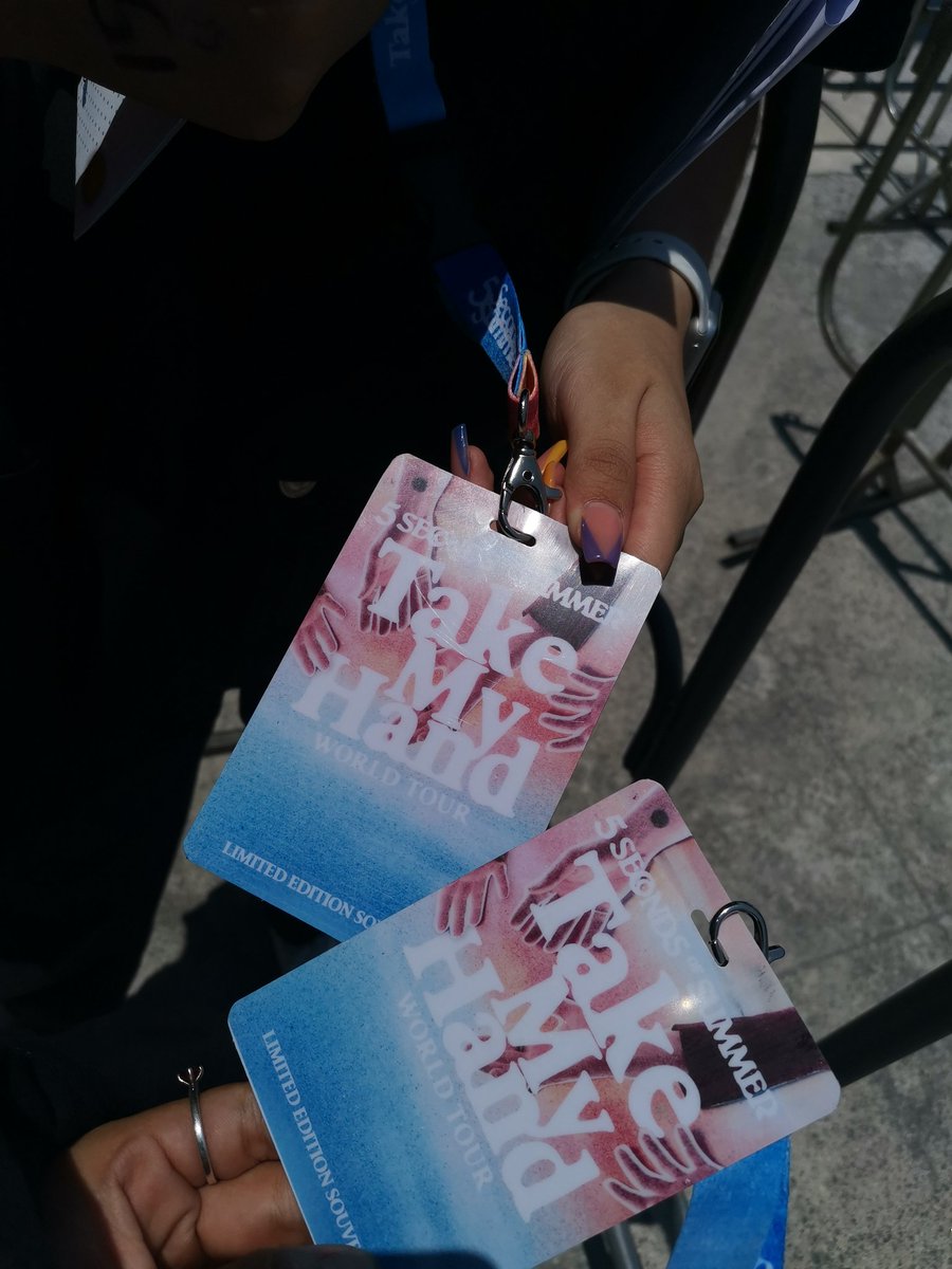 upmx444's tweet photo. Desde las 5 am despierta y desde las 7 am haciendo fila, pero vi a mi banda favorita de hace casi 8 años, pero esta vez, completamente diferente, bn cerquita y me dio su plumita @Luke5SOS 💖💖💖💖
#5SOSMexico https://t.co/KkddsRnme6
