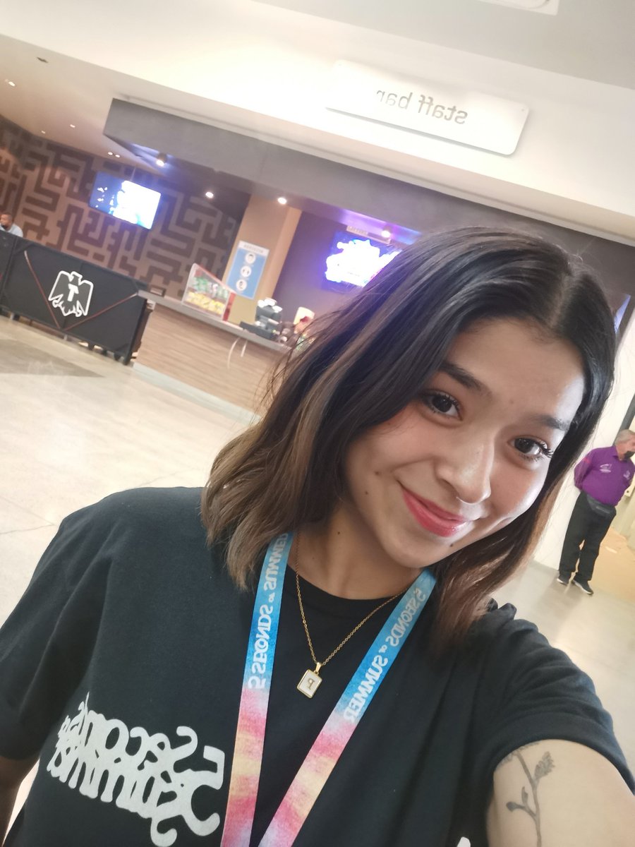 upmx444's tweet photo. Desde las 5 am despierta y desde las 7 am haciendo fila, pero vi a mi banda favorita de hace casi 8 años, pero esta vez, completamente diferente, bn cerquita y me dio su plumita @Luke5SOS 💖💖💖💖
#5SOSMexico https://t.co/KkddsRnme6
