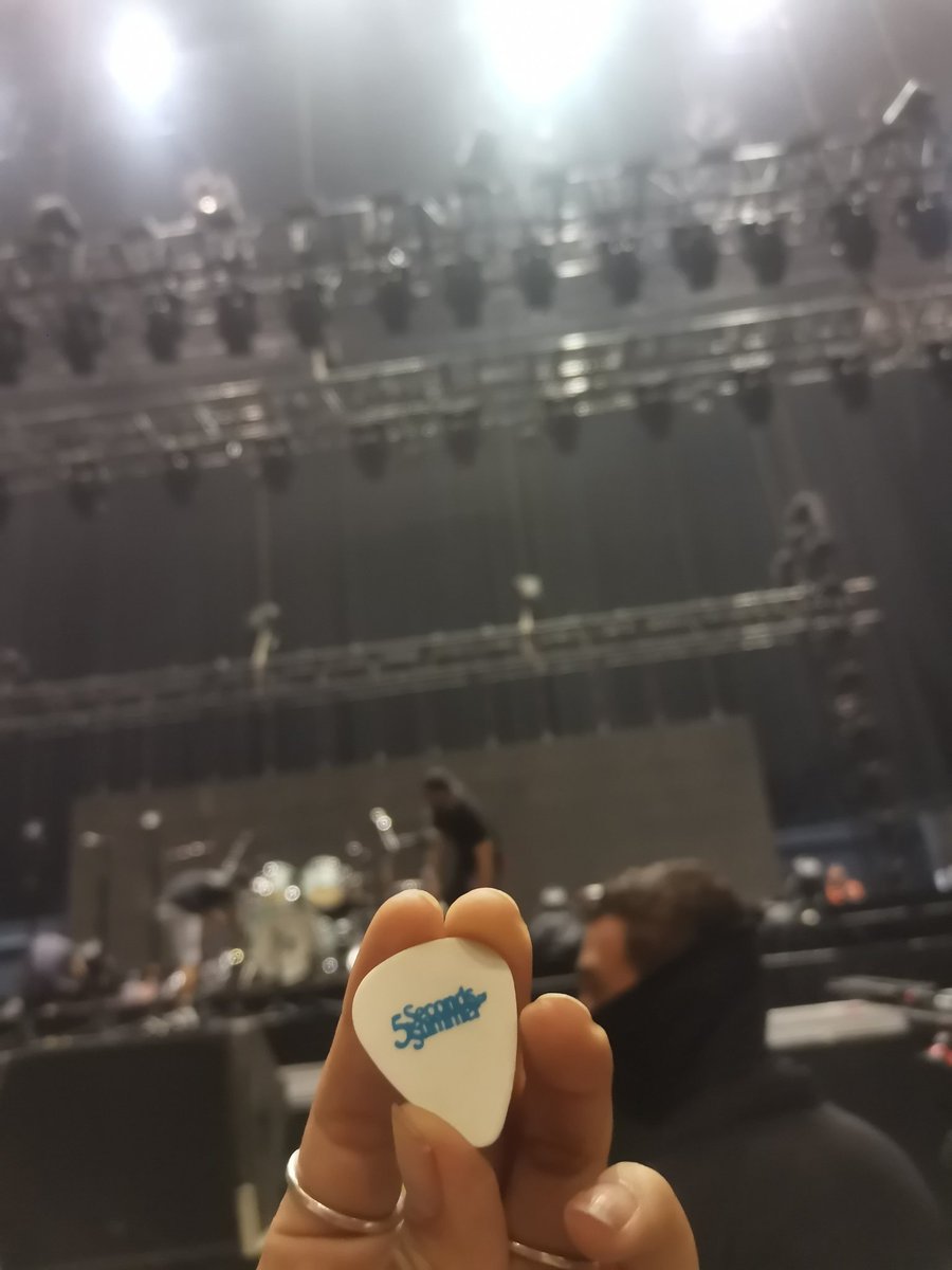 upmx444's tweet photo. Desde las 5 am despierta y desde las 7 am haciendo fila, pero vi a mi banda favorita de hace casi 8 años, pero esta vez, completamente diferente, bn cerquita y me dio su plumita @Luke5SOS 💖💖💖💖
#5SOSMexico https://t.co/KkddsRnme6