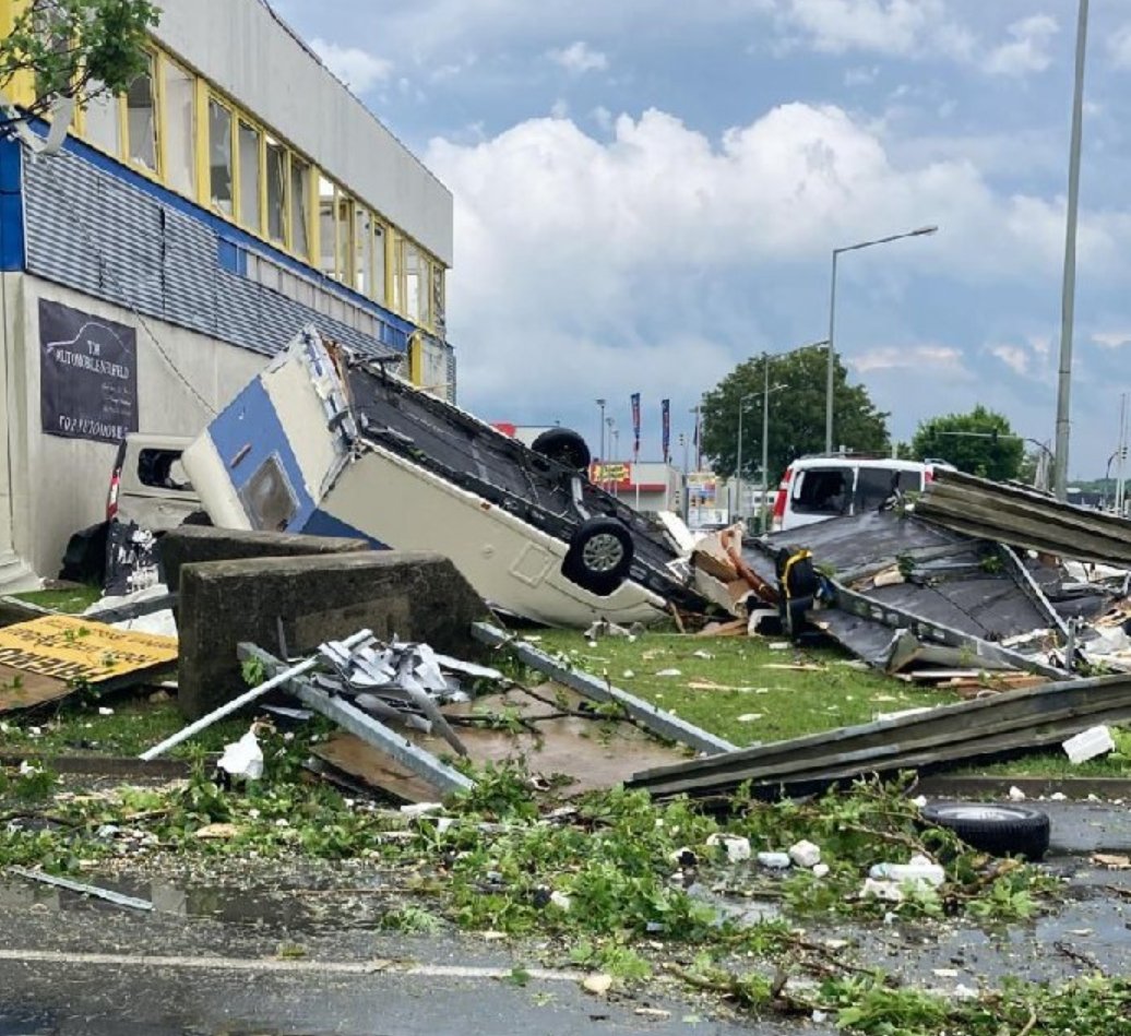 keineA44's tweet photo. So könnte Ihr ganz persönlicher #Klimawandel aussehen! Das ist kein #Hurricane in den USA und nicht der Krieg in der #Ukraine sondern "ein Unwetter" (#Tornado!) in Ostwestfalen. 
#HNA 21.05.
#FightForOnePointFive 
#MobilitätswendeJetzt
#FossilFreeRevolution https://t.co/EjuCBQDqL5